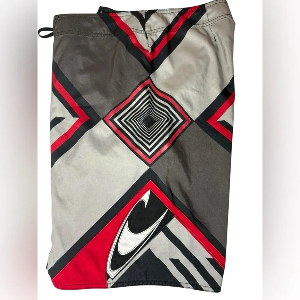 O'Neill Geometric Black, Red and Gray Print Board Shorts Mens Size 40